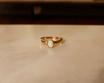 Vintage Opal Solitaire Ring – 9kt Yellow Gold