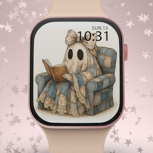 以下が含まれることがあります： 青いアームチェアで本を読む漫画の幽霊が表示された画面を備えた、ライトピンクのスマートウォッチ。画面には日付と時刻も表示されます。時計にはライトピンクのバンドが付いています。