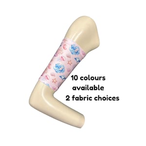 Puede incluir: Una manga de tela rosa claro con un patrón repetitivo de sirenas azules, medusas rosas, estrellas de mar naranjas y conchas. El texto 10 colours available 2 fabric choices está impreso en negro junto a la manga sobre un fondo blanco.