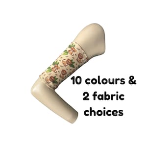 Puede incluir: Una manga de tela beige con un patrón repetitivo de leones de dibujos animados y hojas verdes sobre un brazo de maniquí. El texto 10 colours & 2 fabric choices está impreso en negro junto a la manga sobre un fondo blanco liso.