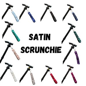 Puede incluir: Varias muletas negras con correas de muñeca de satén scrunchie en varios colores, incluyendo azul, verde, negro, rosa, blanco, rojo y morado. El texto "SATIN SCRUNCHIE" se muestra en el centro.