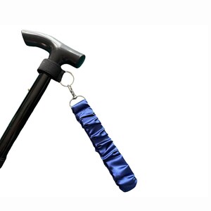 Puede incluir: Una taza de cerámica blanca con un asa negra y el texto "But First, Coffee" en negro, con una fuente de estilo manuscrito. La taza está sobre una superficie blanca.