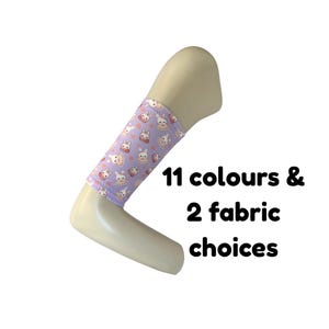 Brazalete para monitorización continua de glucosa en diabetes: Funda protectora para sensores Freestyle Libre, Dexcom, Omnipod y Eversense. Berry Bunnies