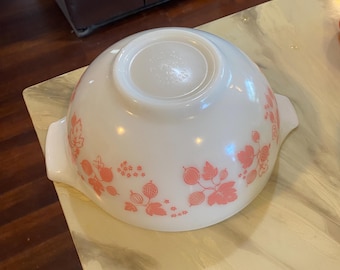 Vintage Pyrex Pink Gooseberry 2 1/2 Quart Cinderella Mixing Bowl-Wonderful Addition To Any Collection Or Kitchen!