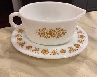 Vintage Pyrex Butterfly Gold Gravy Boat With Underplate-Beautiful Condition-Great Addition To Any Kitchen!