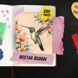 Pu&ograve; includere: Quaderno aperto con un'illustrazione ad acquerello di un colibr&igrave;, circondato da fiori rosa. Il testo "Nectar Bloom" &egrave; su un nastro rosa. Un adesivo giallo a forma di cuore dice "DIGITAL PRODUCT". Il quaderno ha 200 pagine.