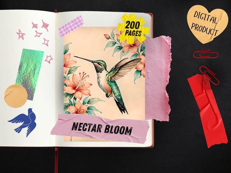 Pu&ograve; includere: Quaderno aperto con un'illustrazione ad acquerello di un colibr&igrave;, circondato da fiori rosa. Il testo "Nectar Bloom" &egrave; su un nastro rosa. Un adesivo giallo a forma di cuore dice "DIGITAL PRODUCT". Il quaderno ha 200 pagine.