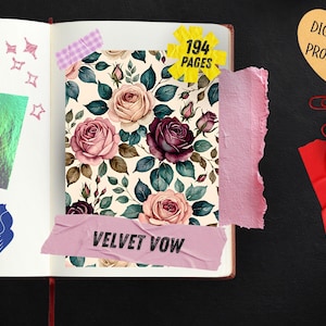 K&ouml;nnte beinhalten: Ein offenes Journal mit einem Blumenmuster aus rosa und dunkelroten Rosen auf cremefarbenem Hintergrund. Die Seite enth&auml;lt einen rosa Klebestreifen mit dem Text VELVET VOW, ein gelbes Sternetikett mit 194 PAGES, ein herzf&ouml;rmiges DIGITAL PRODUCT Etikett und B&uuml;roklammern.