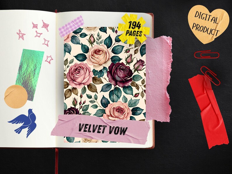 K&ouml;nnte beinhalten: Ein offenes Journal mit einem Blumenmuster aus rosa und dunkelroten Rosen auf cremefarbenem Hintergrund. Die Seite enth&auml;lt einen rosa Klebestreifen mit dem Text VELVET VOW, ein gelbes Sternetikett mit 194 PAGES, ein herzf&ouml;rmiges DIGITAL PRODUCT Etikett und B&uuml;roklammern.
