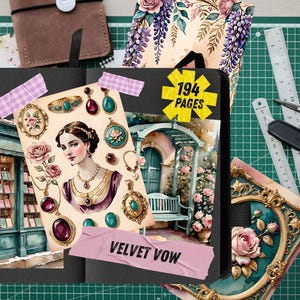 K&ouml;nnte beinhalten: Ein schwarzes Notizbuch mit einer Collage aus Illustrationen im Vintage-Stil, darunter ein Portr&auml;t, florale Motive, Schmuck und ein Ladenlokal. Der Einband zeigt den Text 194 PAGES und VELVET VOW auf hellvioletten Klebestreifen.