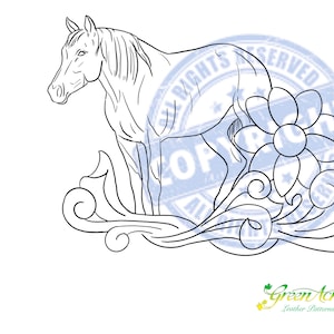 Op de afbeelding: Lijntekening van een paard met een bloemmotief. Het paard staat op zijn achterpoten met zijn voorpoten omhoog. Het bloemmotief bevindt zich achter het paard en omvat een grote bloem met bloemblaadjes en een stengel.