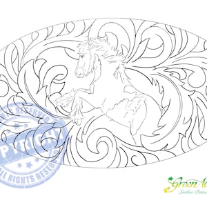 Pode incluir: Um desenho de arte de linha em preto e branco de um cavalo com uma juba e cauda fluidas, rodeado por padrões florais intrincados. O design é perfeito para a escultura em couro ou outros projetos de artesanato.