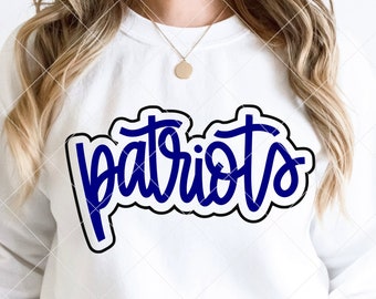 以下が含まれることがあります： 白いスウェットシャツに、黒いアウトラインで青い「patriots」という文字が書かれています。文字はスタイリッシュなフォントです。