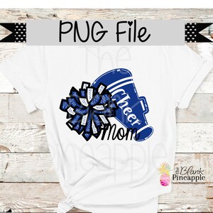 Puede incluir: Una camiseta blanca con un meg&aacute;fono azul y blanco y un pomp&oacute;n azul y blanco. El texto "Cheer Mom" est&aacute; escrito en el meg&aacute;fono.
