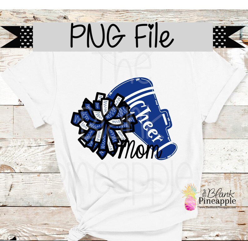Puede incluir: Una camiseta blanca con un meg&aacute;fono azul y blanco y un pomp&oacute;n azul y blanco. El texto "Cheer Mom" est&aacute; escrito en el meg&aacute;fono.