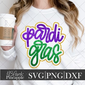 Puede incluir: Una sudadera blanca con las palabras "Mardi Gras" escritas en letras de purpurina morada y verde con un contorno dorado.