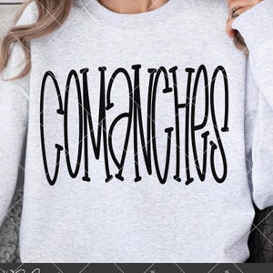 Puede incluir: Una sudadera gris con la palabra "COMANCHES" impresa en letras estilizadas negras.
