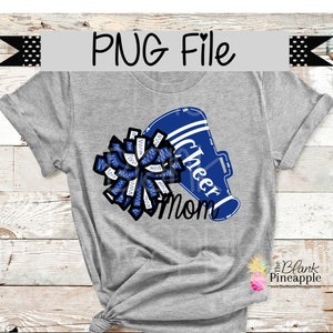 Puede incluir: Una camiseta gris con un meg&aacute;fono azul y blanco y un pomp&oacute;n azul y blanco. El texto "Cheer Mom" est&aacute; escrito en la camiseta.