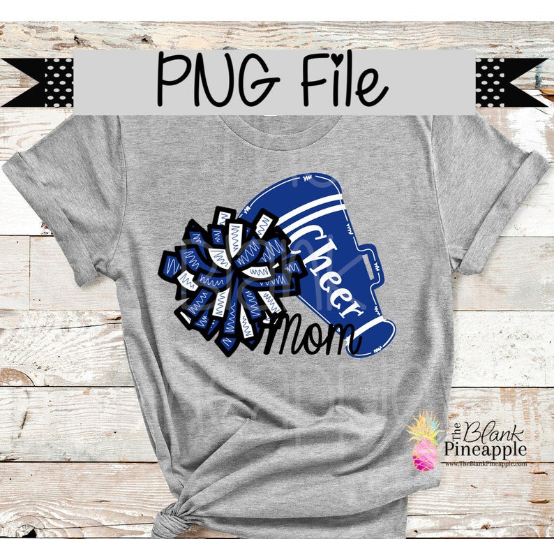 Puede incluir: Una camiseta gris con un meg&aacute;fono azul y blanco y un pomp&oacute;n azul y blanco. El texto "Cheer Mom" est&aacute; escrito en la camiseta.