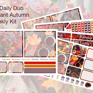 Puede incluir: Un kit de planificador semanal con tem&aacute;tica oto&ntilde;al. El kit incluye pegatinas con hojas de oto&ntilde;o, calabazas y tazas de caf&eacute;. Las p&aacute;ginas del planificador tienen secciones para citas diarias, citas, recordatorios, reflexiones y planificaci&oacute;n. El texto "EC Daily Duo Vibrant Autumn Weekly Kit" est&aacute; en la parte superior de la imagen.
