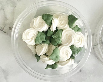 Royal Icing Rosettes ~ Mini Rosen ~ Weiße Rosetten ~ Rosette mit Blatt ~ 2 Dutzend - Made FRESH