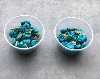 Royal Icing Rosetten (3 Duzen) ~ Mini Roses ~ Türkis Rosetten ~ Rosette mit Blatt ~ Hand gefädelt ~ Essbare Dekoration für Kekse & Kuchen