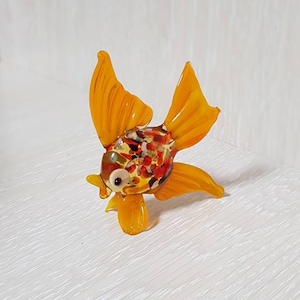 Figurine poisson rouge en verre soufflé à la main : art du verre au chalumeau