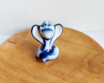 Figurka porcelanowa węża kobry, słodka figurka porcelanowa kobry, figurka w stylu niebieskiego gzhel, ręcznie robiona figurka porcelanowa
