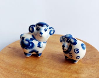 Figuras de oveja de porcelana hechas a mano: par de figuras de ovejas de estilo Gzhel en azul cobalto