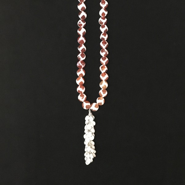 Collier Dzi Agate avec pompon en perles blanches