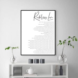 Puede incluir: Arte de pared imprimible en blanco y negro con la letra de la canción "Reckless Love" de la banda "Cory Asbury". La letra está impresa en una fuente moderna y minimalista.