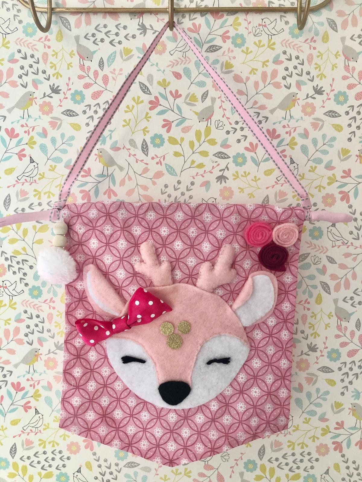 Fanion en Tissu et Feutrine sur Son Bois Flotté