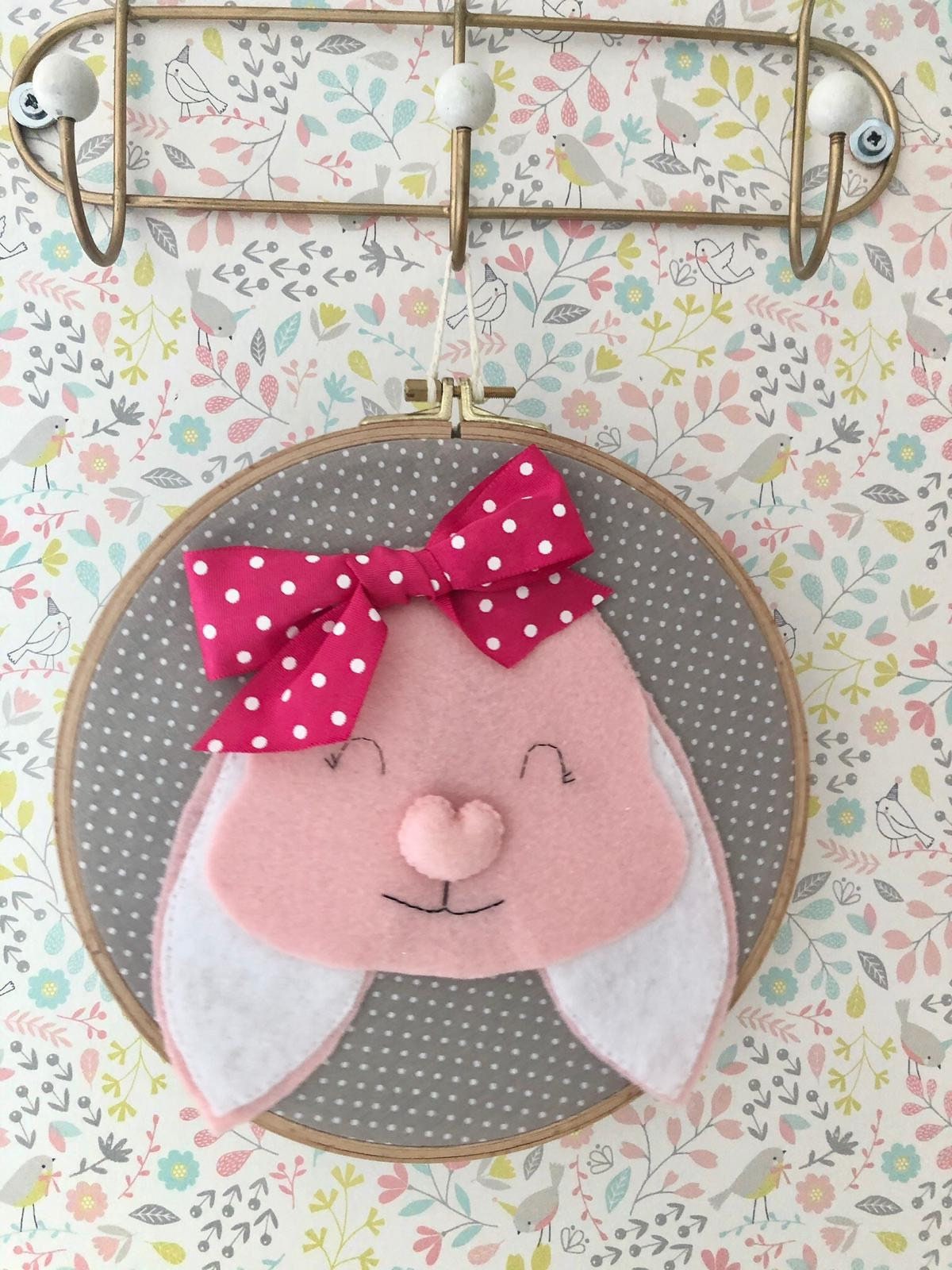 Petit Lapin en Feutrine et Tissu sur Son Cerceau de Bois