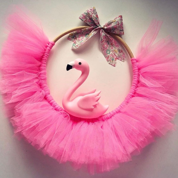 Flamand rose en tutu sur son cercle bambou