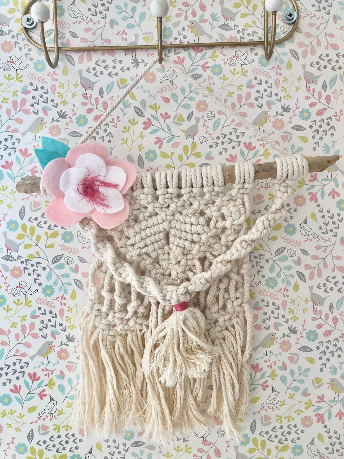 Mini Fanion Macramé et Fleur en Feutrine sur Son Bois Flotté