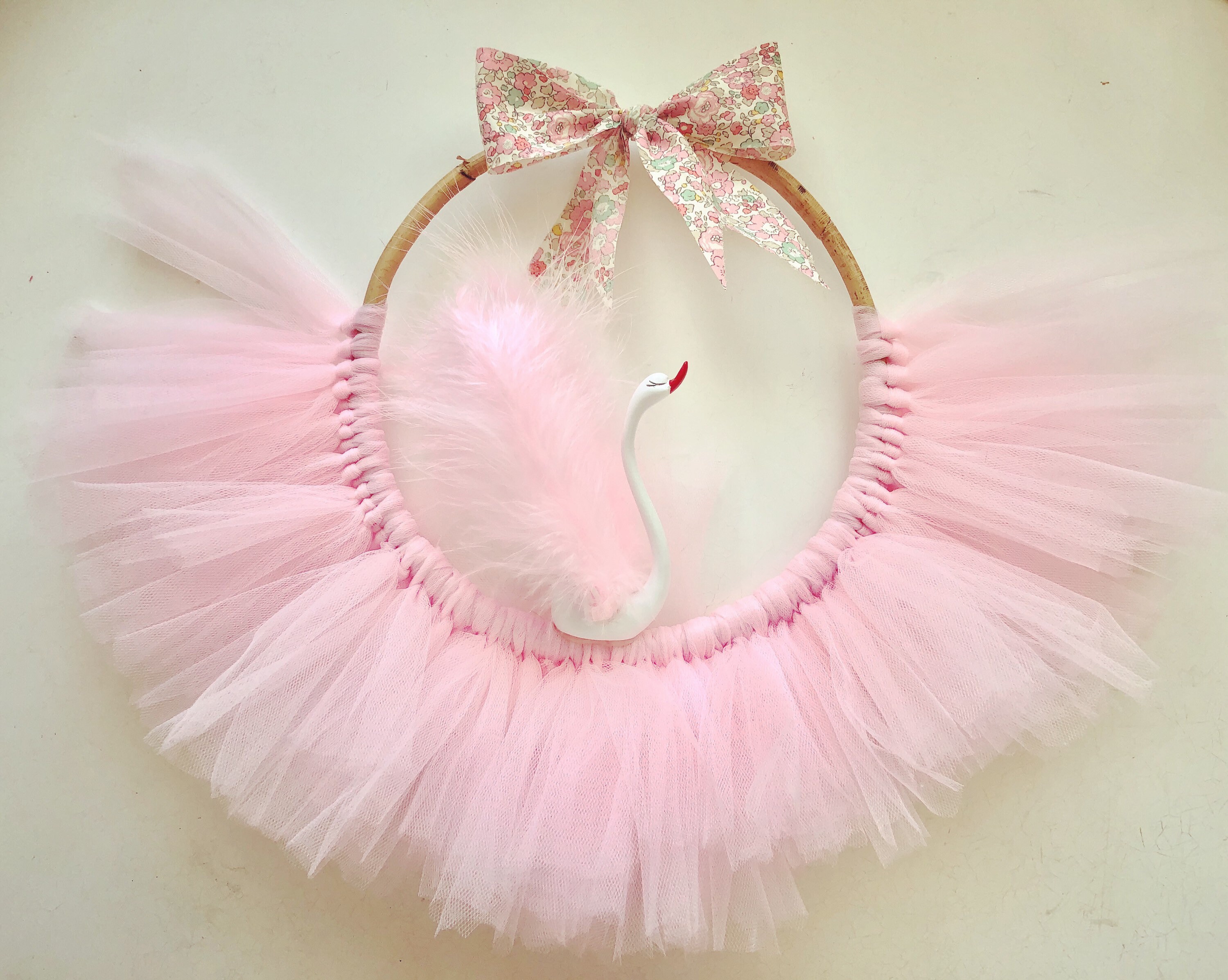 Cygne en Tutu Rose sur Cercle Bambou