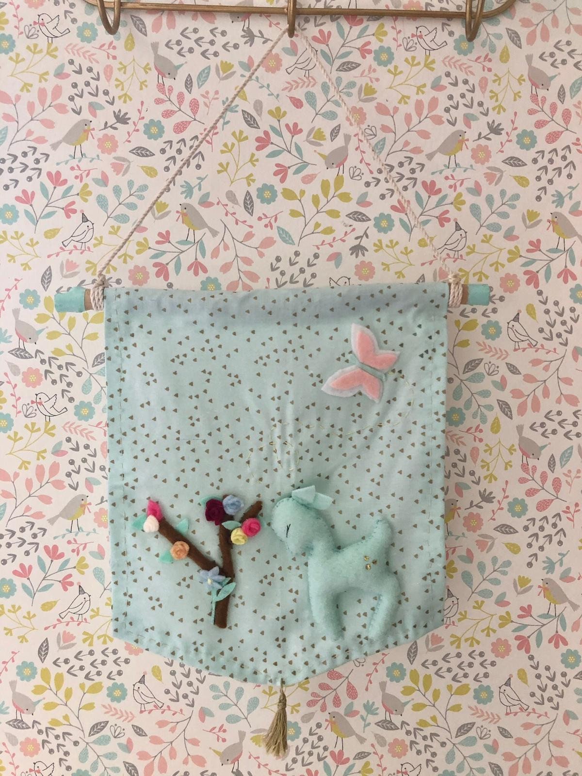 Fanion en Tissu et Feutrine sur Son Bois Flotté