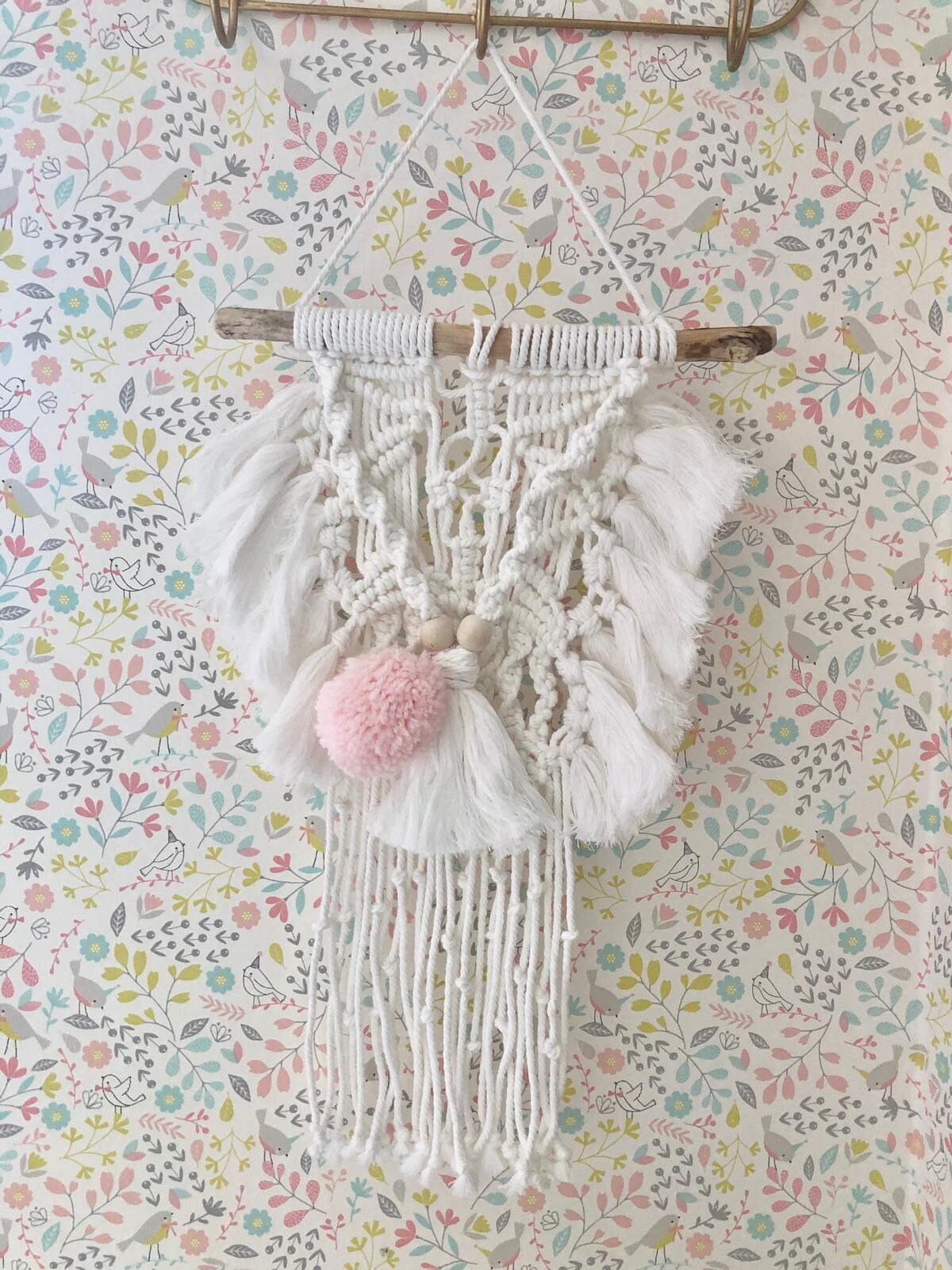 Fanion Macramé et Pompon sur Son Bois Flotté