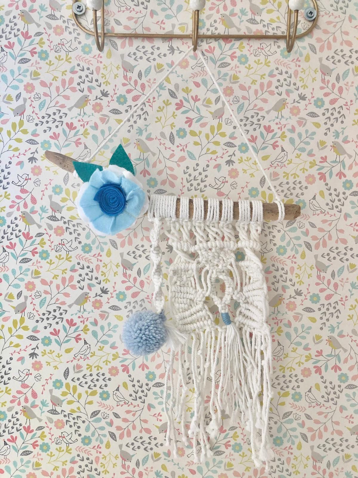 Fanion Macramé et Fleur en Feutrine sur Son Bois Flotté