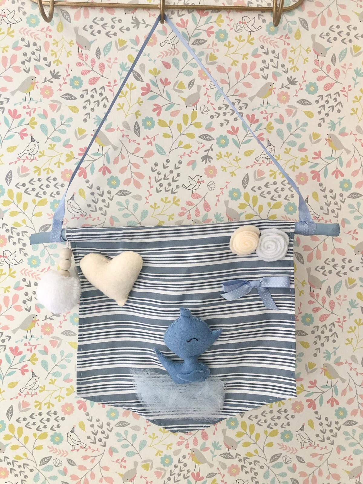 Fanion en Tissu et Feutrine sur Son Bois Flotté