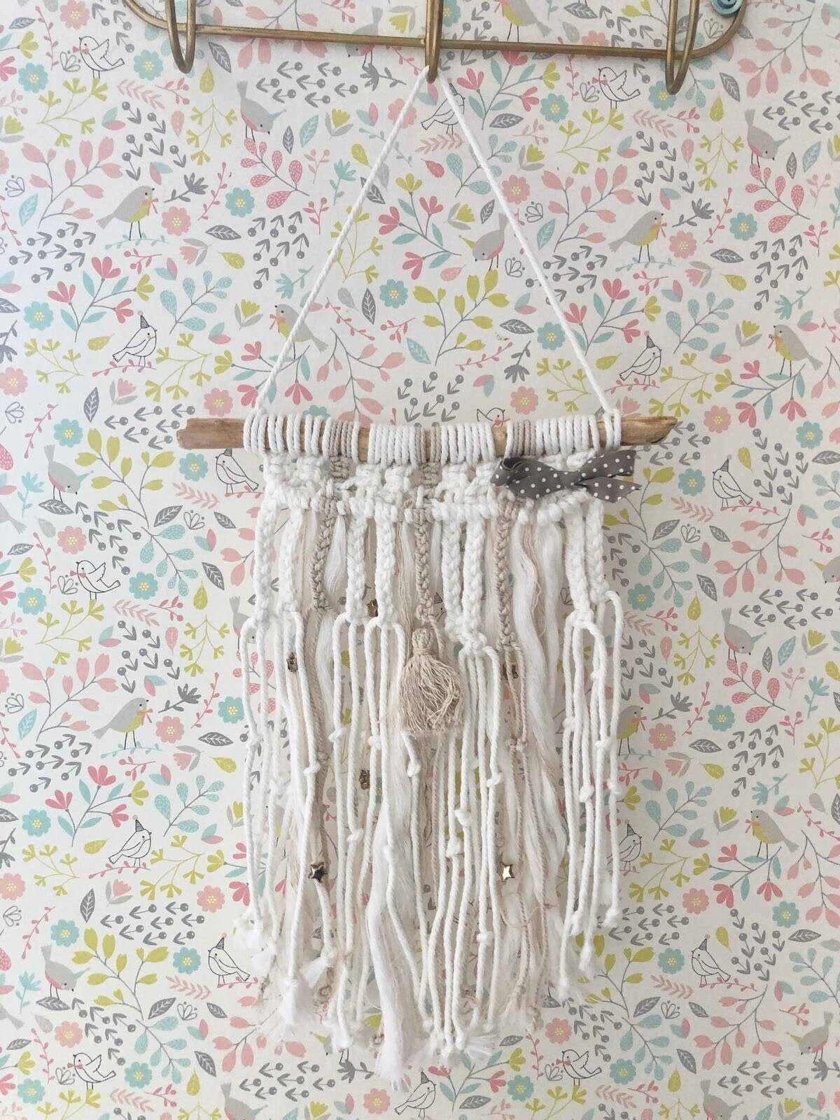 Fanion Macramé et Petites Étoiles Argentés sur Son Bois Flotté