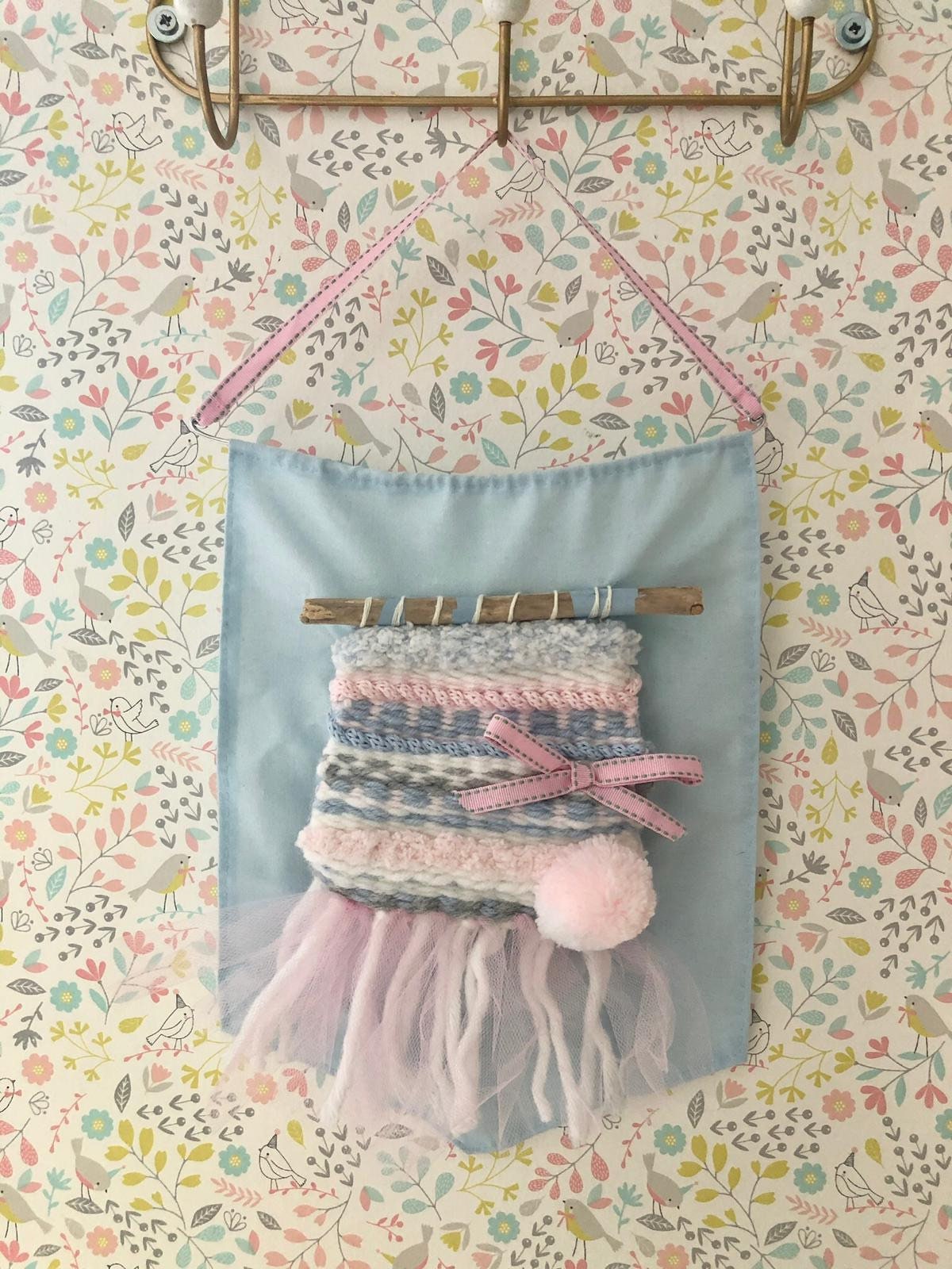 Fanion en Tissu et Laine Macramé sur Son Bois Flotté