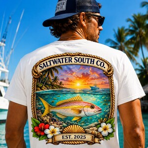 Maglietta da pesca Yellowtail Snapper, Saltwater South Co. Coastal Angler Tee (Comfort Colors 1717)