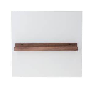 Vinylhouder van Amerikaans notenhout voor aan de muur: handgemaakte vinylplatenplank. Model 3