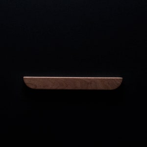 未仕上げのアメリカンウォールナットキャビネットハンドル。モデル8