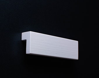Maniglia per mobile a forma di L in legno bianco realizzata a mano con finitura testurizzata