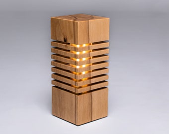 Lámpara de mesa LED de madera de haya hecha a mano: diseño con vetas de madera natural