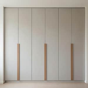 Könnte beinhalten: Ein großer, hellgrauer Kleiderschrank mit sechs vertikalen Türen. Jede Tür hat einen langen, vertikalen Holzgriff. Der Schrank steht vor einer weißen Wand und steht auf einem hellen Boden. Das Design ist minimalistisch und modern.