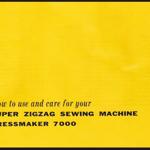 Puede incluir: Portada amarilla de un manual de instrucciones para una máquina de coser. El texto dice "How to use and care for your SUPER ZIGZAG SEWING MACHINE DRESSMAKER 7000".