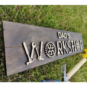Dad&#39;s Workshop Wood Sign, Gift For Dad, Gift for Grandpa, Personalized Workshop Sign, Garage Sign, Woodshop sign, Wooden Shop Sign